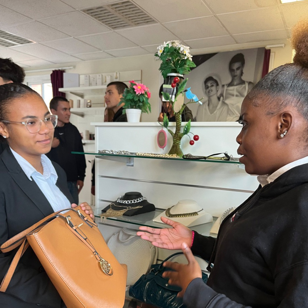 Jeunes participant à une action citoyenne