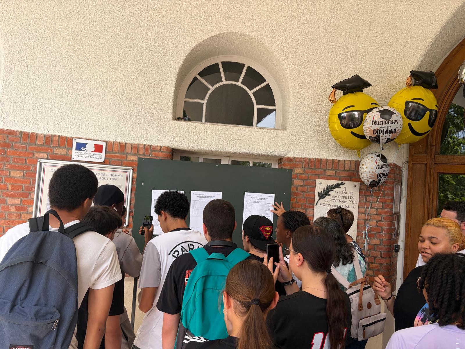 Élèves du Lycée professionnel Robert Keller découvrant leurs résultats